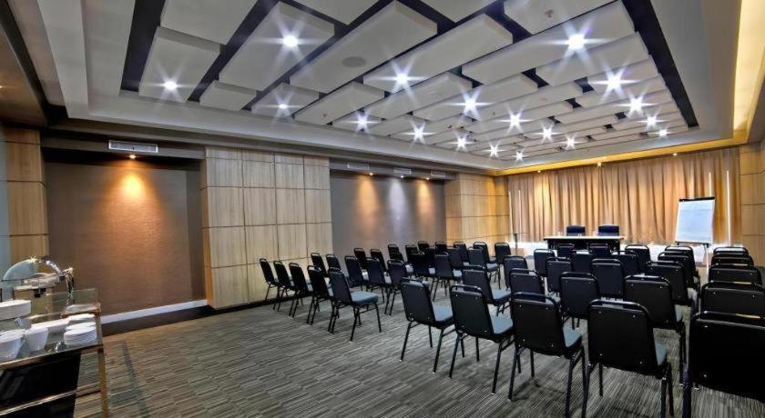 Brits Hotel Karawang Ngoại thất bức ảnh