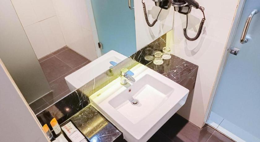 Brits Hotel Karawang Ngoại thất bức ảnh