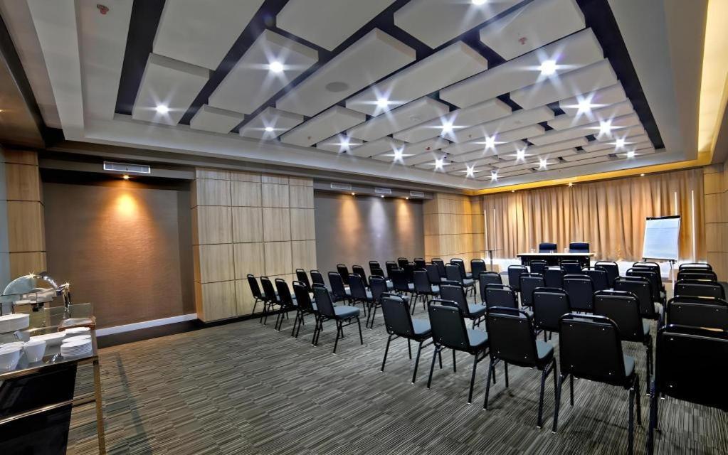 Brits Hotel Karawang Ngoại thất bức ảnh